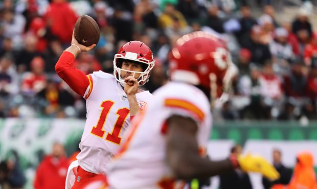 EAST RUTHERFORD, NJ - DECEMBER 03:  Alex Smith #11 throws to  Tyreek Hill #10 of the Kansas City Ch...