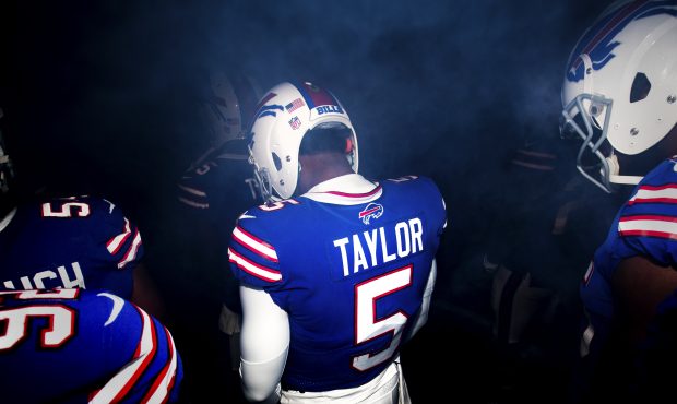 ORCHARD PARK, NY - DECEMBER 17:  Tyrod Taylor #5 of the Buffalo Bills prepares to run on the field ...