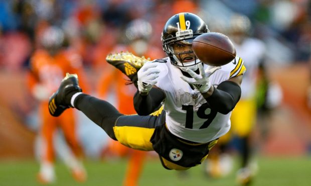 Wide receiver JuJu Smith-Schuster #19 of the Pittsburgh Steelers dives for the ball but is unable t...