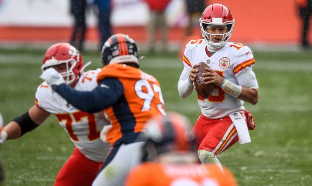 DENVER, CO - OCTOBER 25: Patrick Mahomes #15 of the Kansas City Chiefs scans the field before passi...
