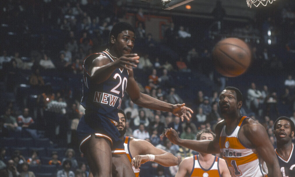 LANDOVER, MD - CIRCA 1980: Michael Ray Richardson #20 of the New York Knicks passes the ball agains...