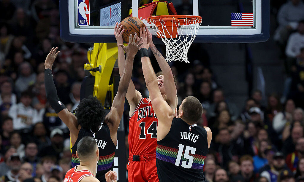 DENVER, COLORADO - NOVEMBER 17: Matas Buzelis #14 of the Chicago Bulls goes to the basket against P...
