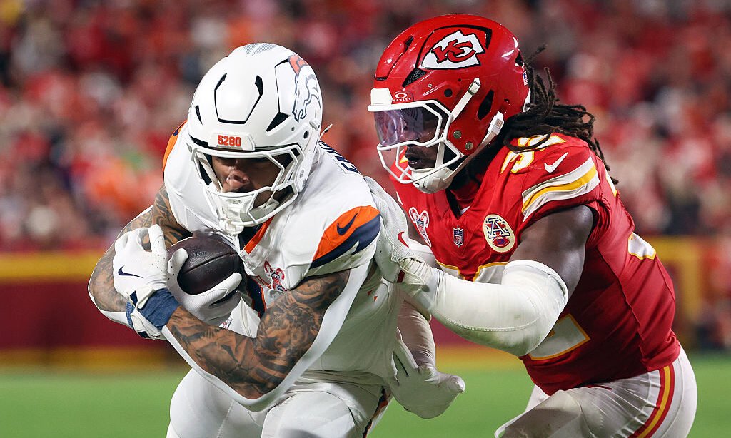 KANSAS CITY, MISSOURI - DECEMBER 25: Evan Engram #1 of the Denver Broncos runs the ball against Nic...