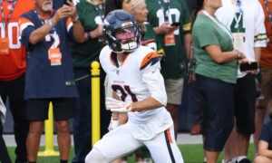 Broncos CB Moss leaves game with rib injury